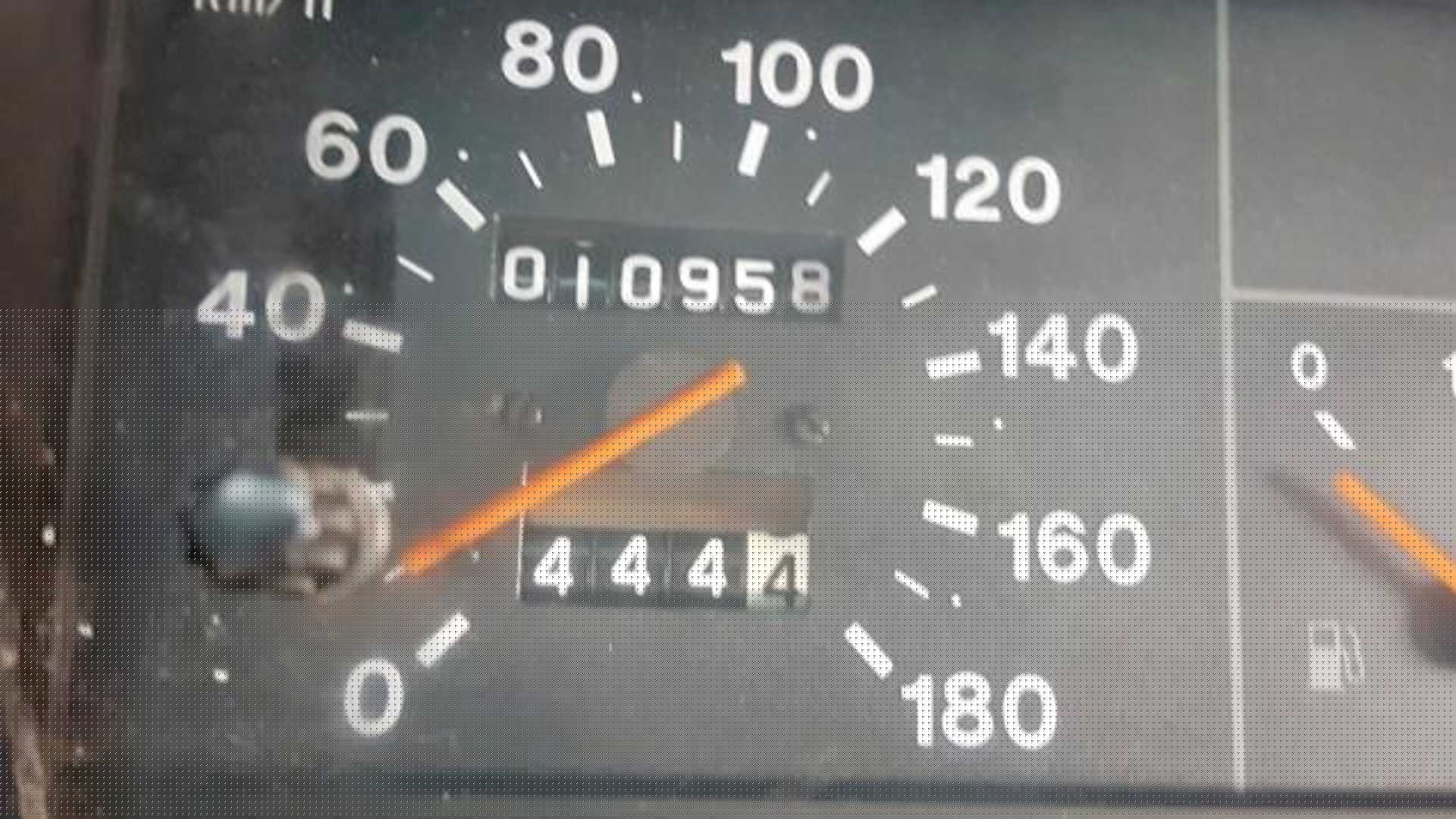 Cum arată și cu cât se vinde o Lada Niva în SUA? Mașina a fost produsă în 1981 dar este aproape nouă