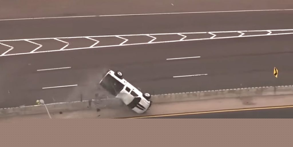 Masina s-a rasturnat pe autostrada (4)