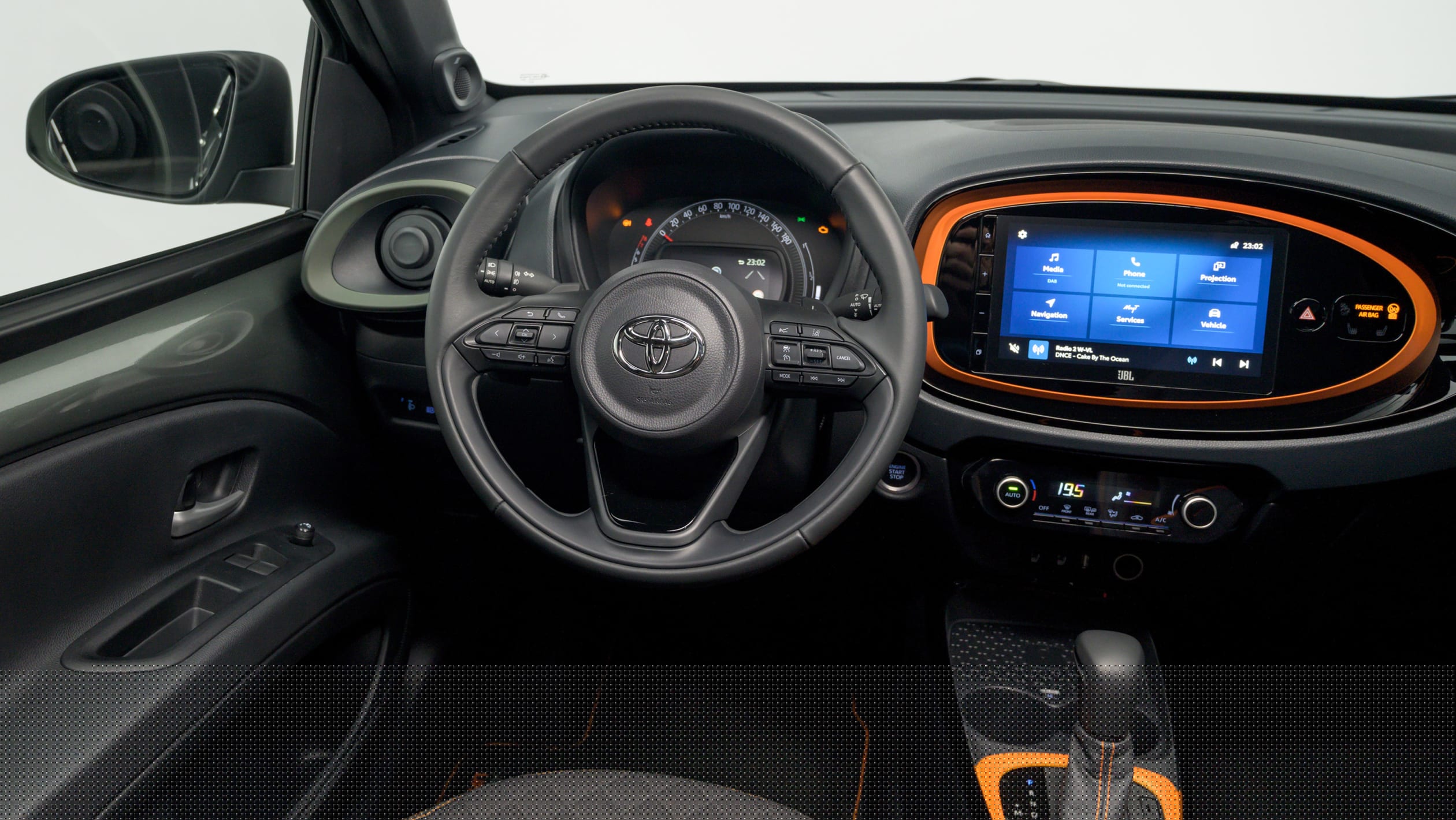 Acesta este Aygo X, noul crossover mini de la Toyota
