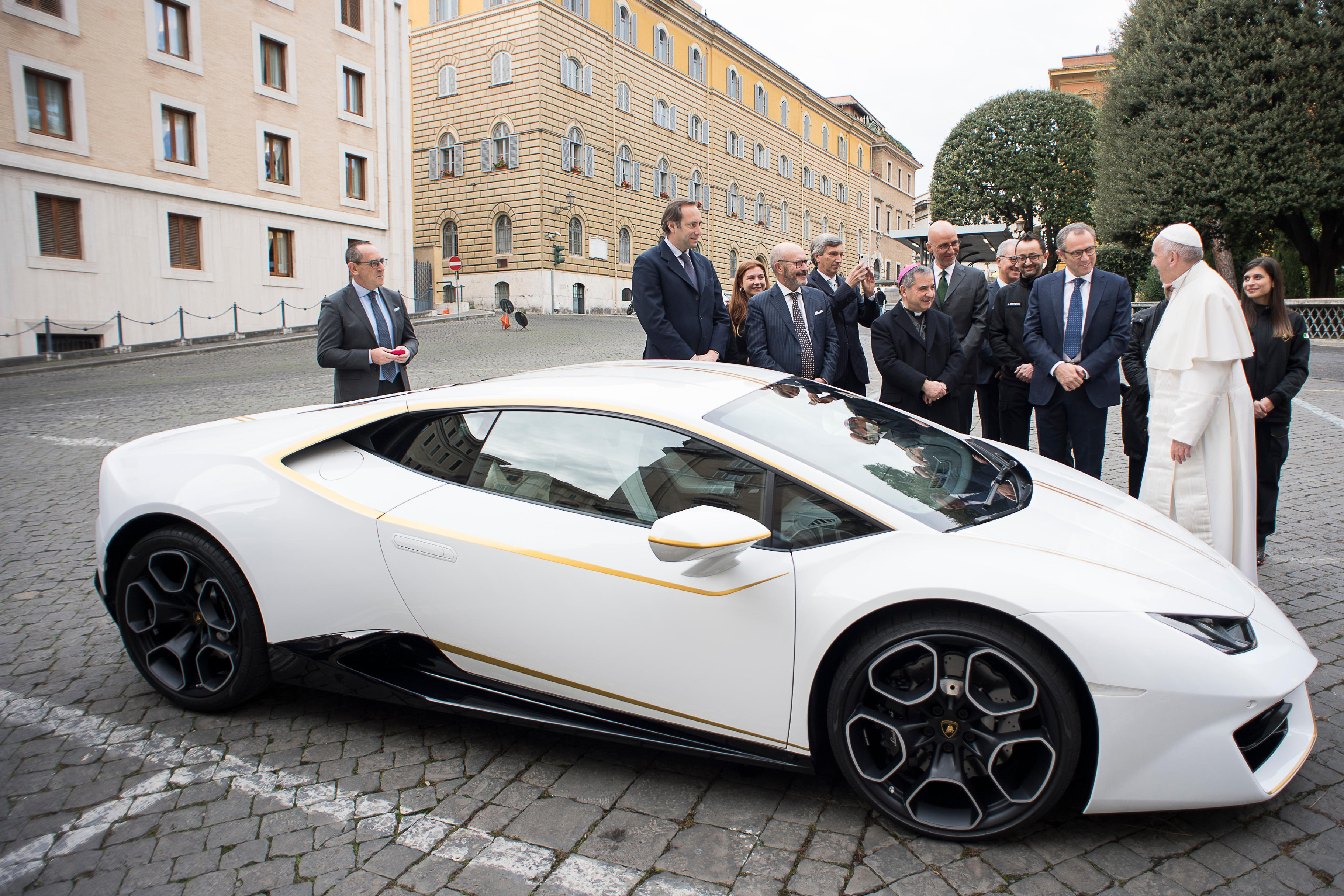 Vrei să câştigi LAMBORGHINI-ul binecuvântat de Papa Francisc cu o donaţie de 10 DOLARI