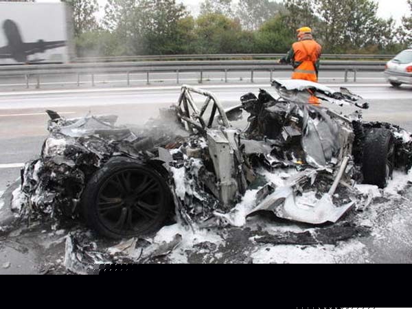 Ghiciti ce bolid a devenit o epava distrusa de incendiu in urma unui accident?