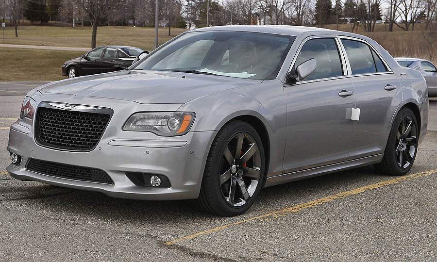 Chrysler 300C SRT8 nu are un aspect agresiv, mizand pe o sportivitate eleganta