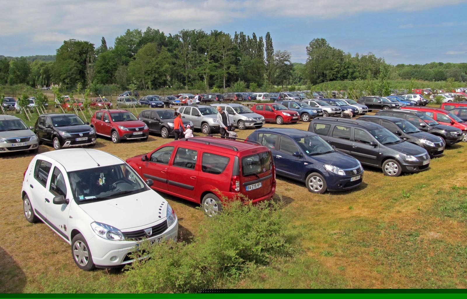 O parcare plina de cateva mii de modele Dacia la Grand Pique-nique Dacia 2011