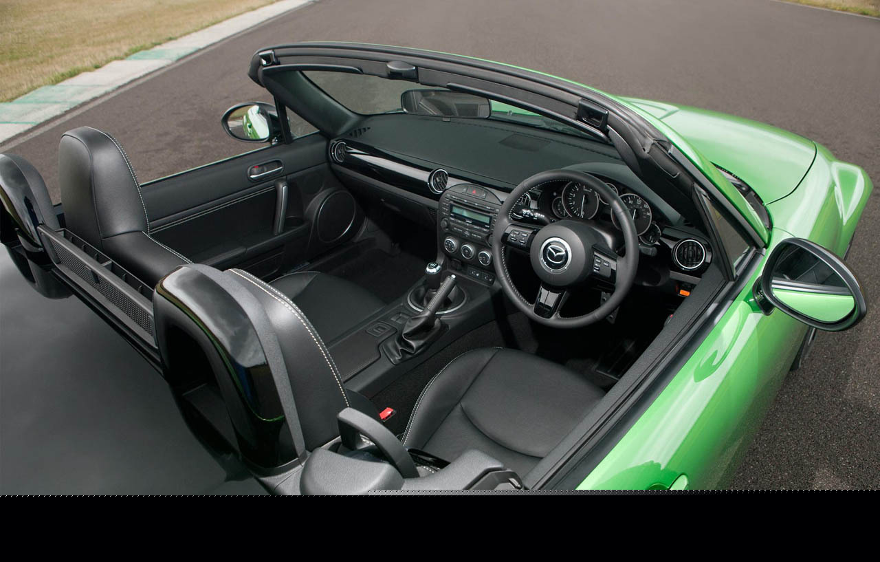 Interiorul lui Mazda MX-5 Black Edition va fi, evident, negru, cu ornamente black piano