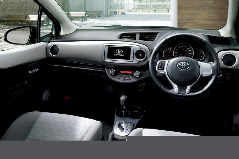 Interiorul noii Toyota Yaris este complet redesenat, fiind mai pragmatic si mai clasic
