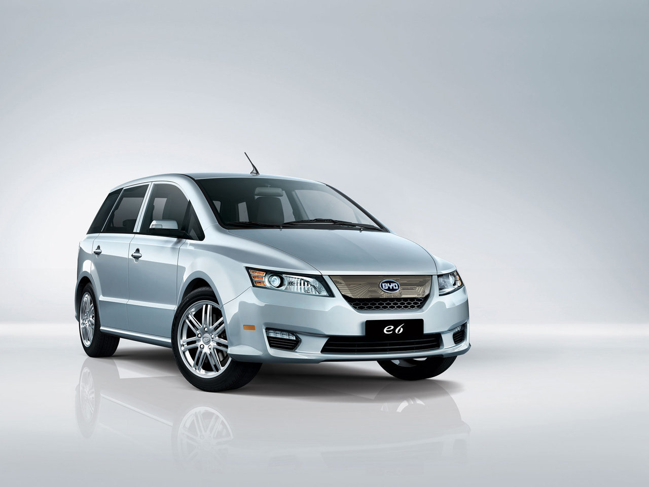 BYD E6 promite 320 km autonomie