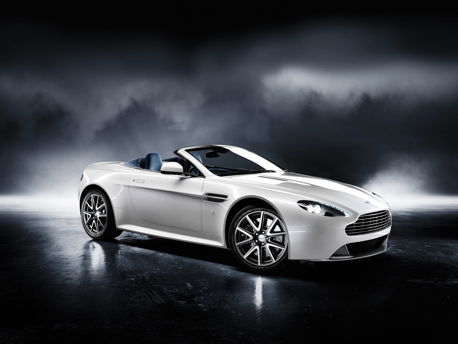In cazul lui Aston Martin V8 Vantage S s-a intervenit asupra tuturor sistemelor
