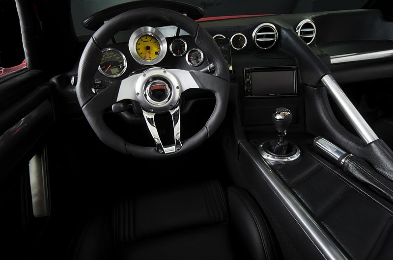 Interiorul lui Mach7 Falcon abordeaza tematica racing, dar este si luxos