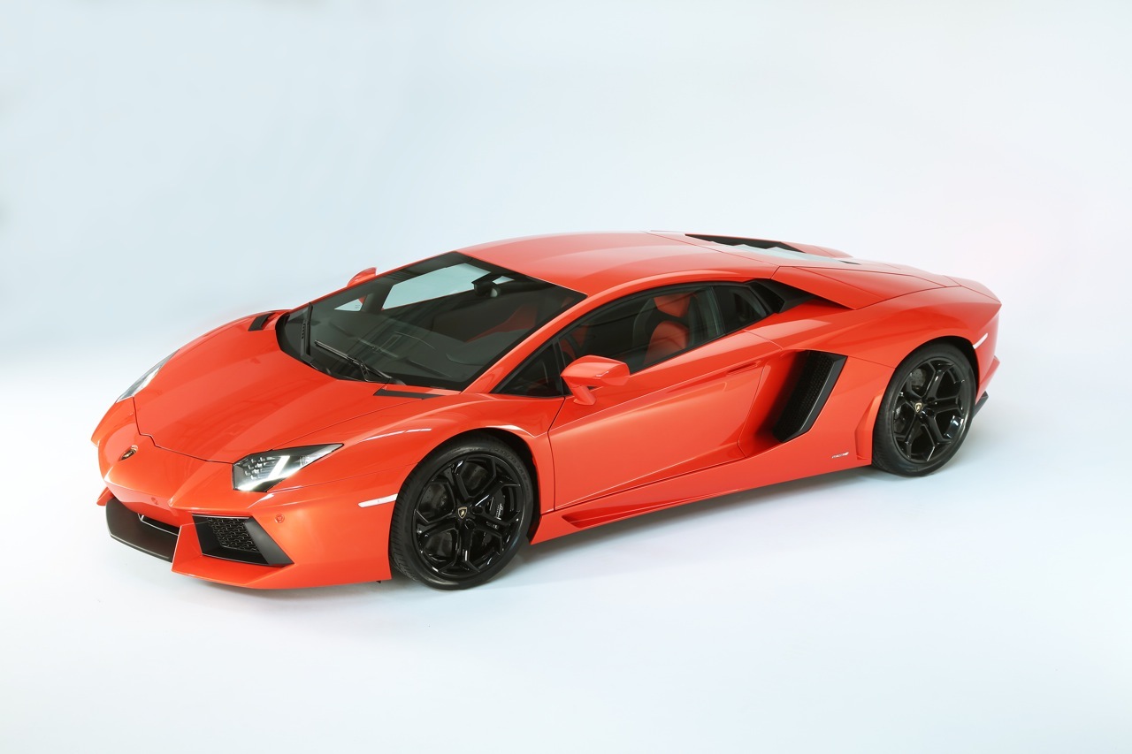 Lamborghini Aventador LP700-4 este un demn urmas al lui Murcielago, fiind foarte agresiv
