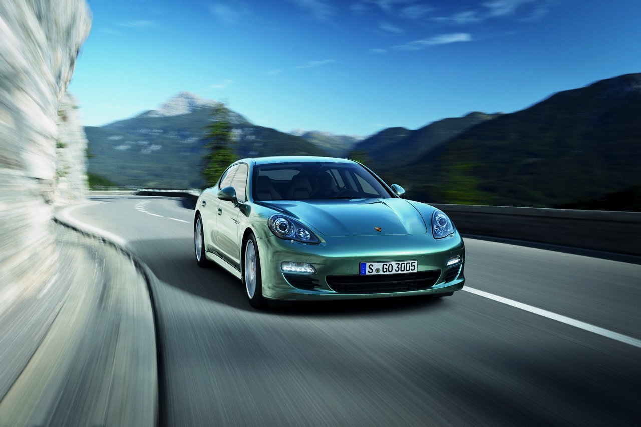 Posche Panamera Diesel are un consum mediu de 6,5 litri/100 km sau 6,3 litri/100 km cu pneuri cu rezistenţă redusă