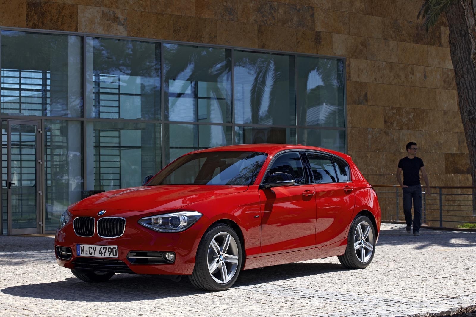 Noul BMW Seria 1 - farurile au o forma noua, iar angel eyes au arata inedit