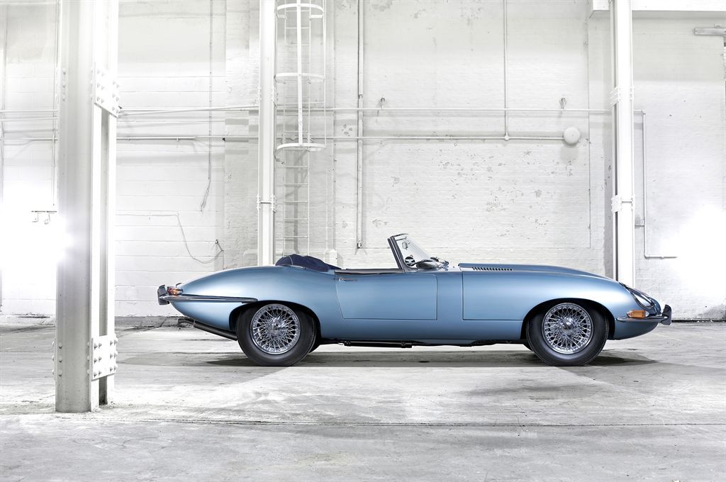 Una dintre cele mai frumoase maşini din istorie - Jaguar E-Type