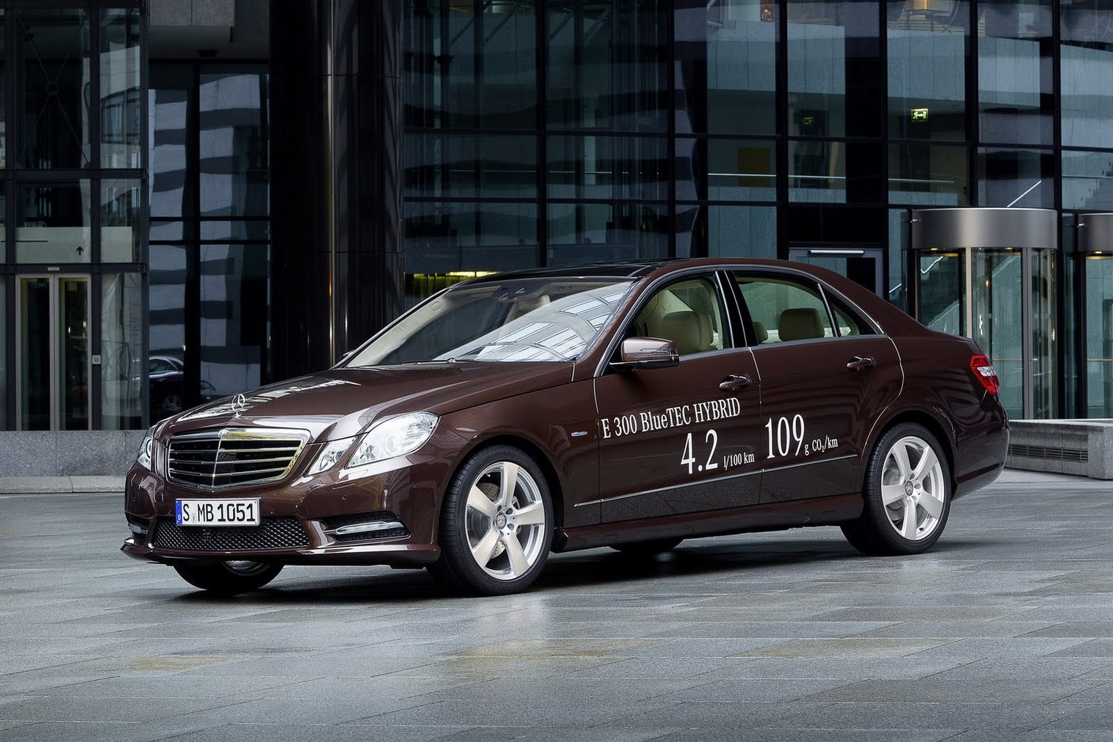 Mercedes-Benz E 300 BlueTEC Hybrid comsuma 4,2 litri/100 km de motorina