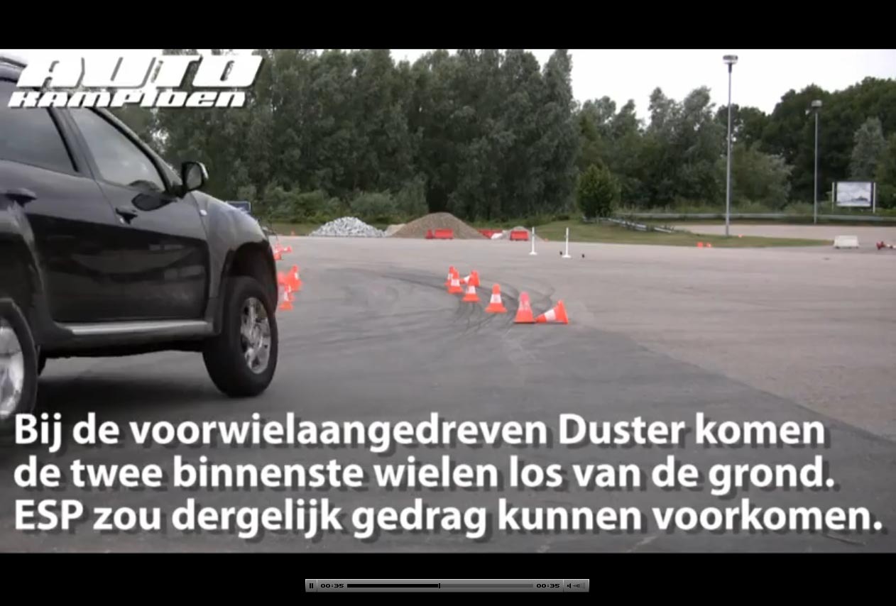 Duster 4x2 intra in cadru deja evitand un obstacol, roata spate dreapta fiind putin ridicata