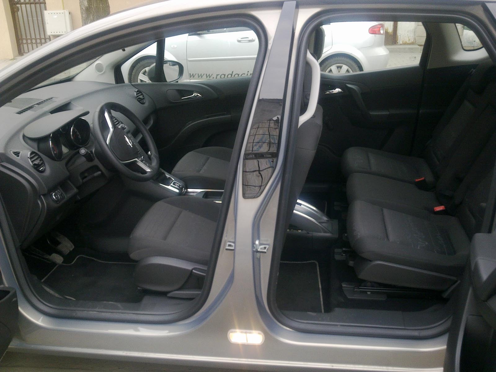 Portierele lui Opel Meriva au o deschidere in contrasens (suicide doors), oferind un acces excelent