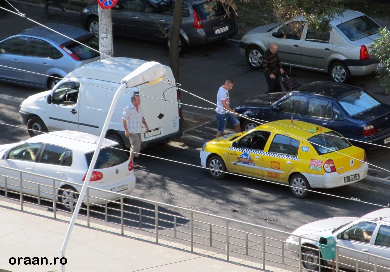 Duba franeaza brusc la trecere, iar taximetrisul franeaza prea tarziu