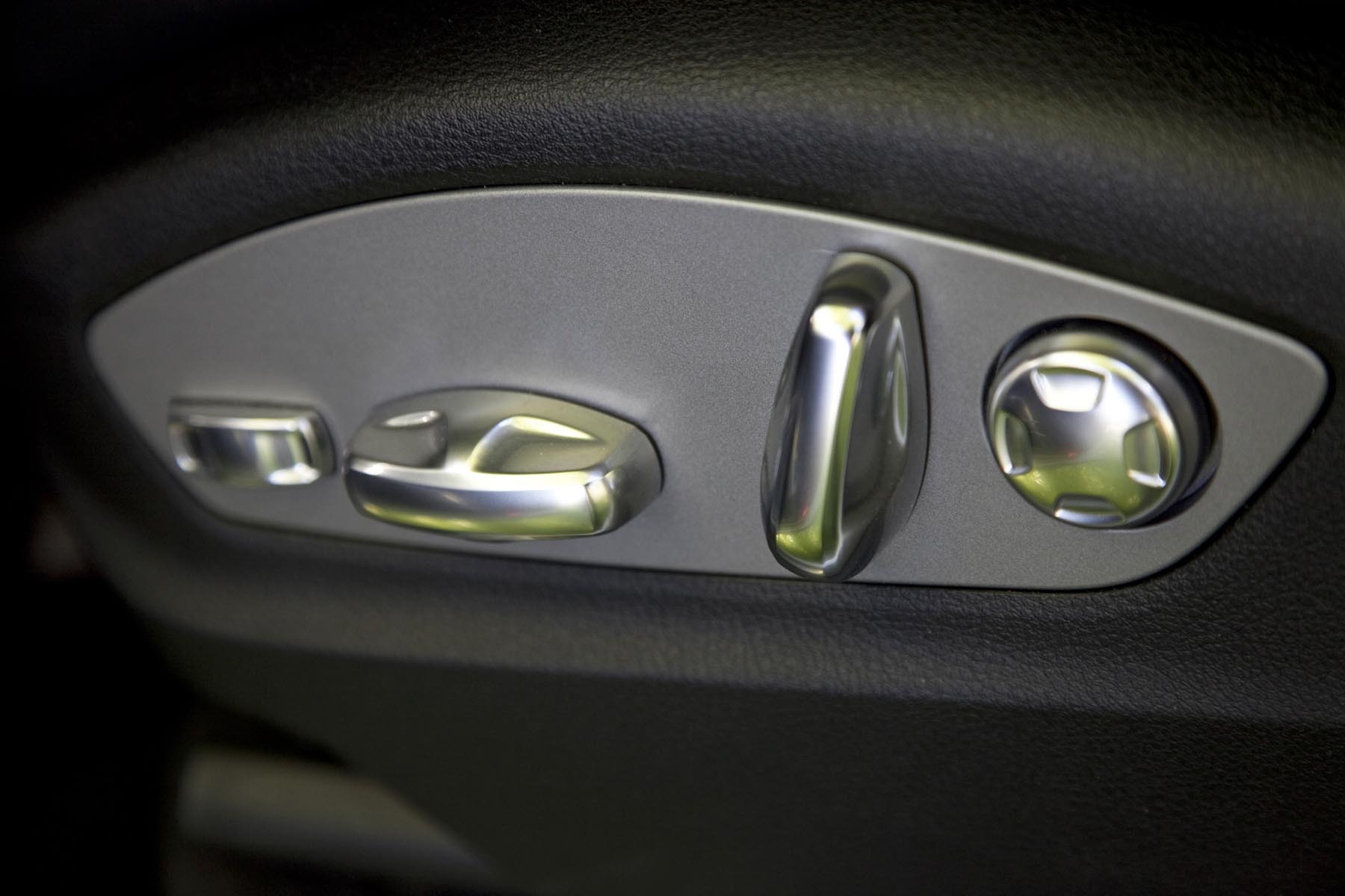 Pozitia de condus din noul Porsche Cayenne este una dintre cele mai sportive