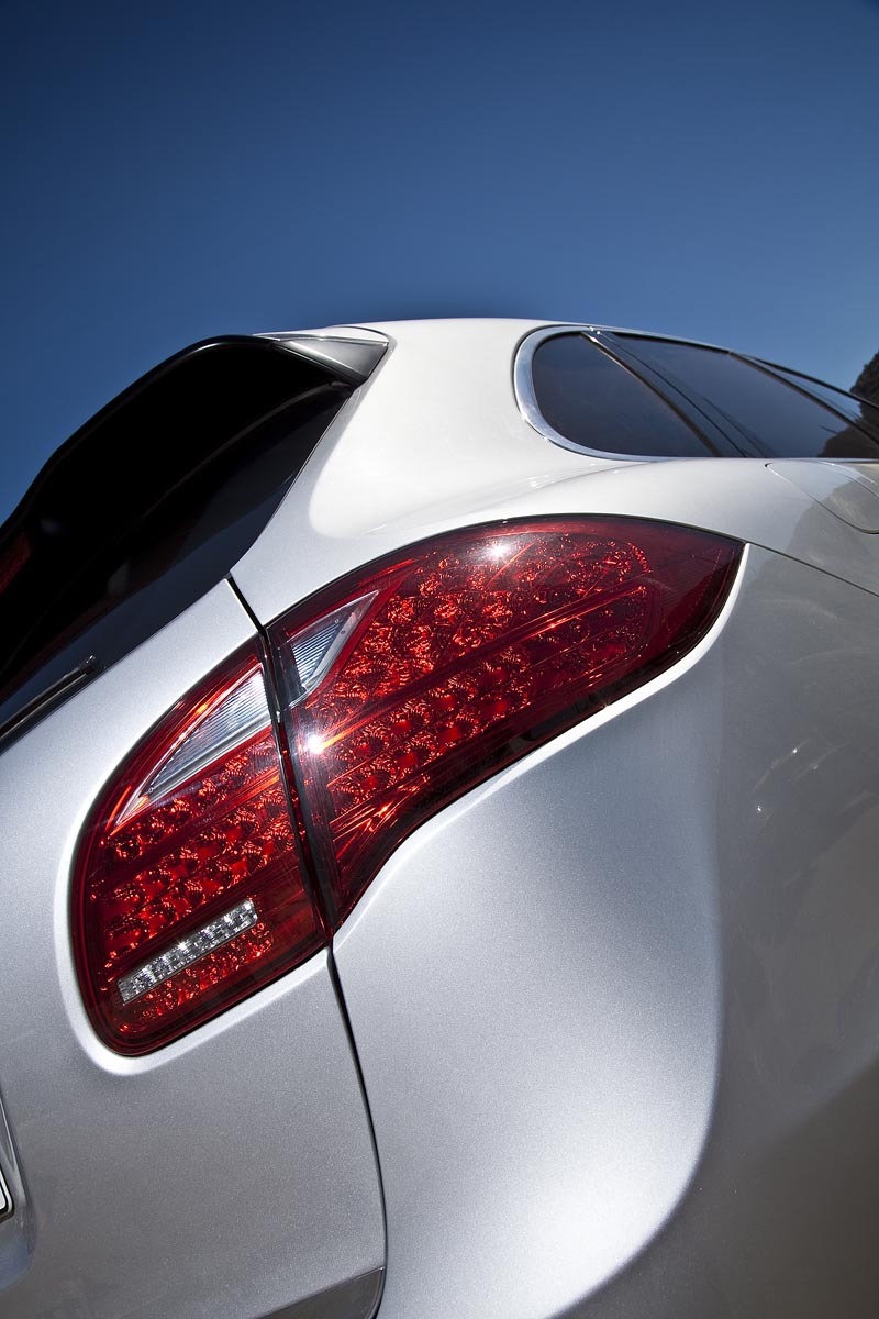 Singura critica pentru Porsche Cayenne: forma stopurilor