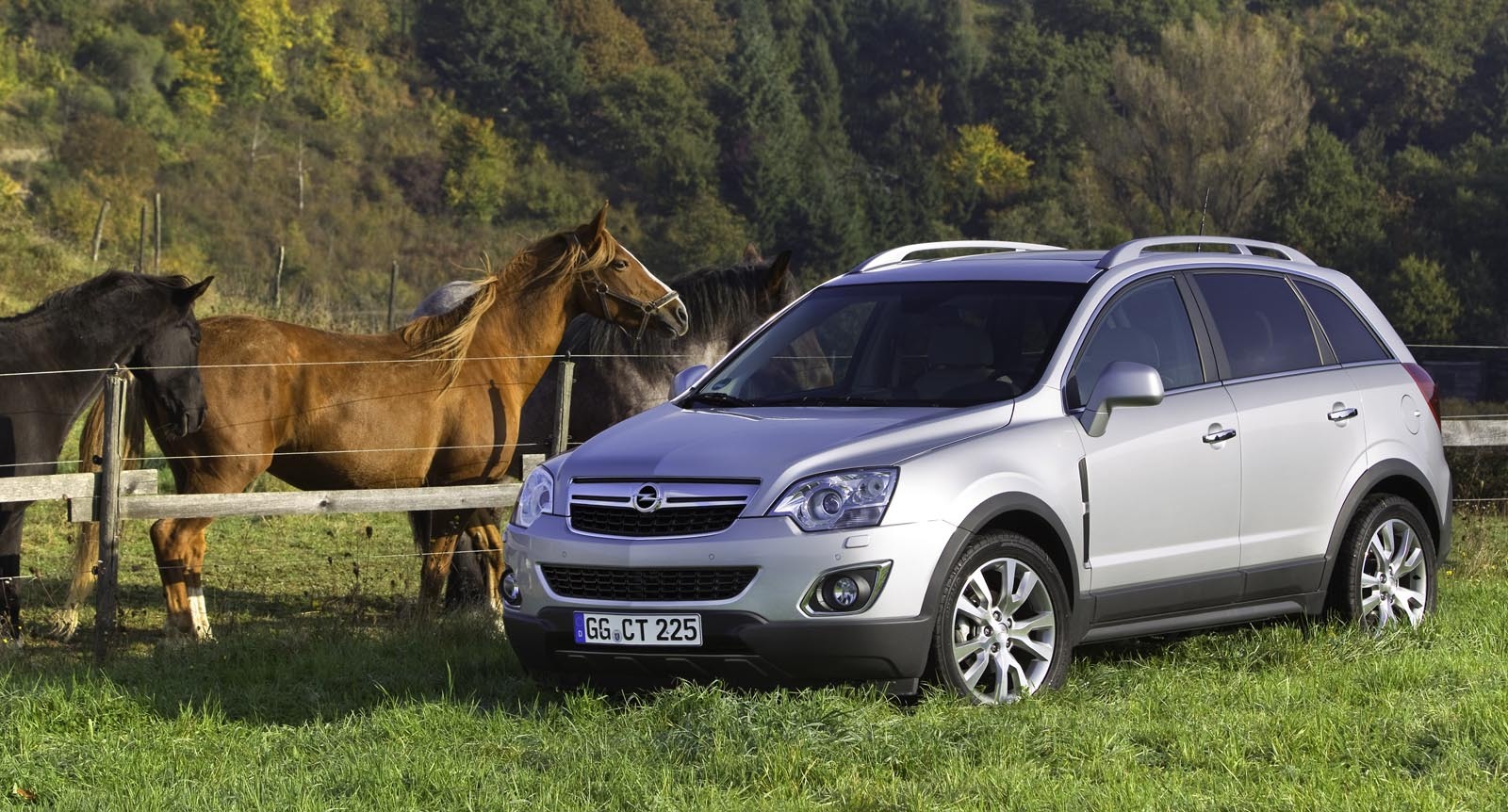 Opel Antara facelift are tractiune pe puntea fata, dar, in conditii de aderenta precara, 50% din cuplu se transmite puntii spate