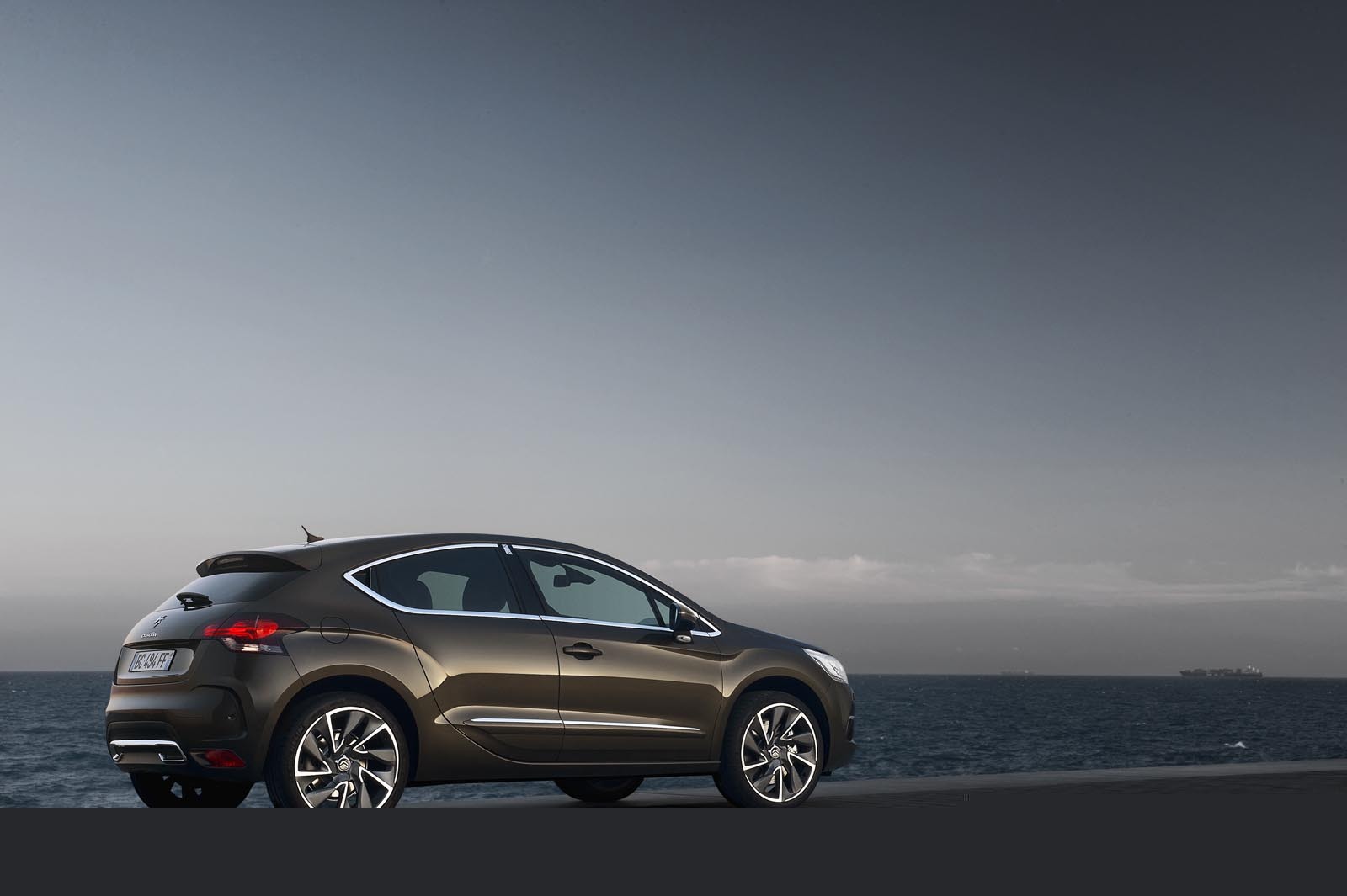 Citroen DS4 da impresia de coupe datorita liniei cromate din spate, care e continua