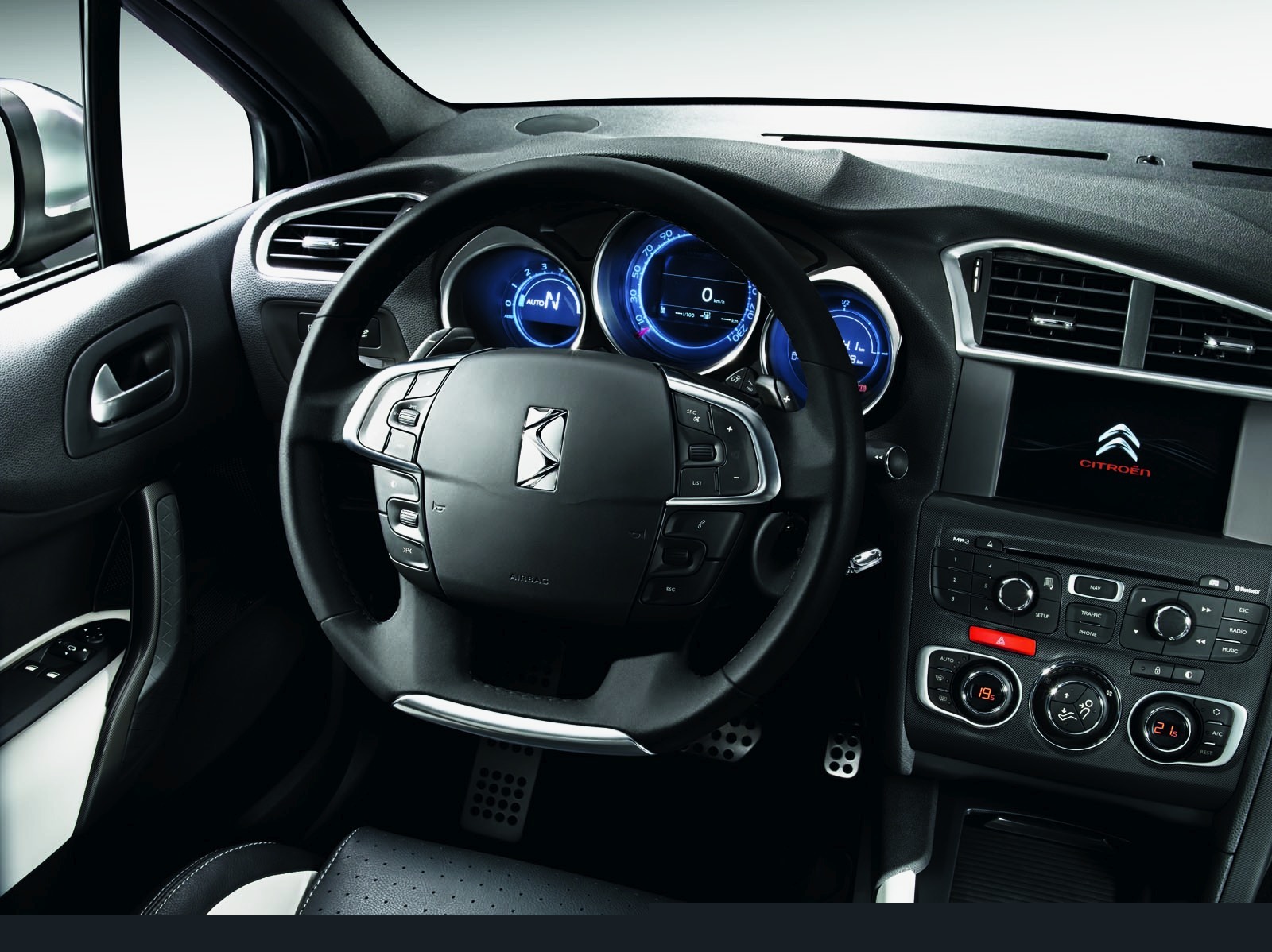 Interiorul lui DS4 este acelasi cu al compactei Citroen C4, in cazul versiunilor de baza