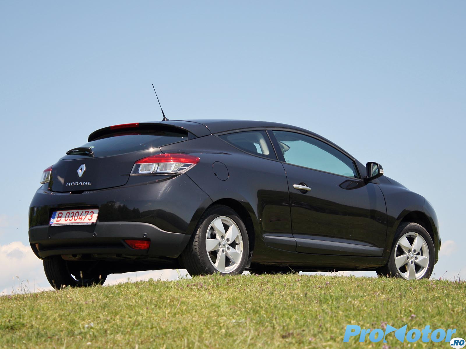 Renault Megane Coupe arata diferit de versiunea hatchback, mai ales in spate