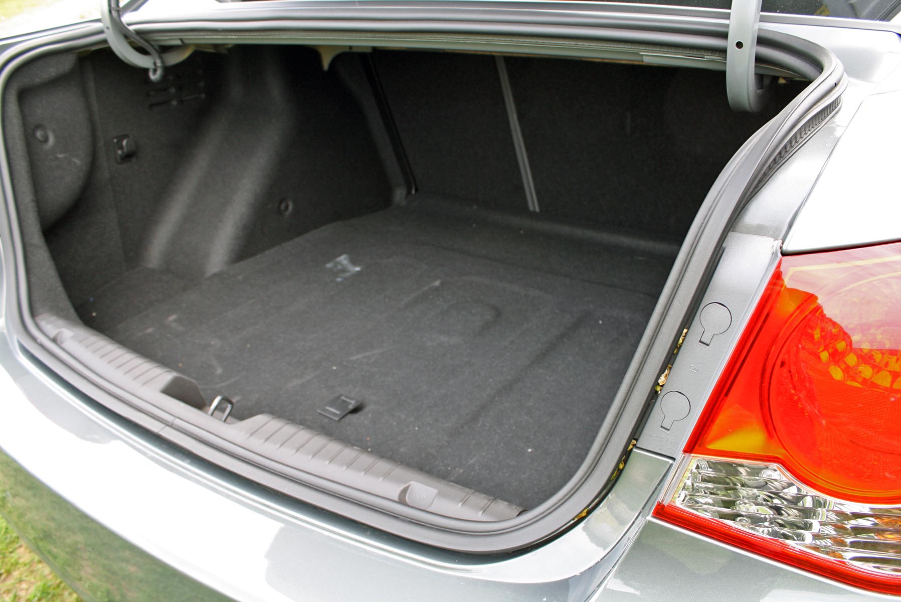 Portbagaj de 450 litri, modulabil