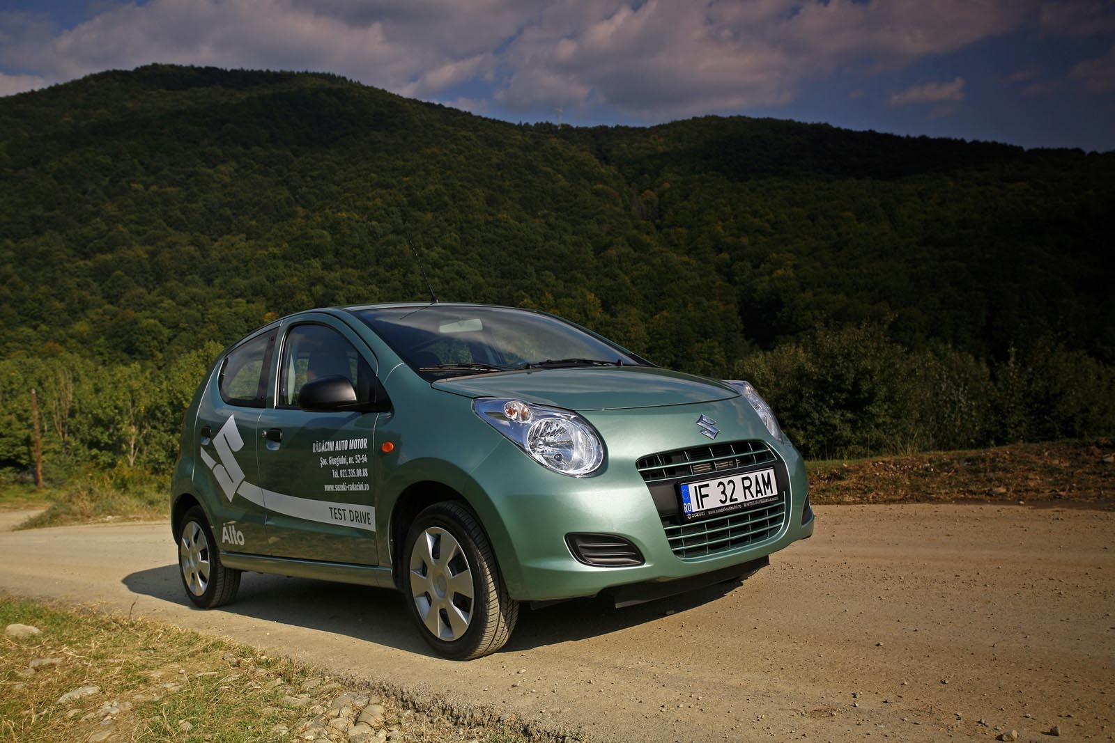Noul Suzuki Alto are un aspect mai modern decat precedentele 6 generatii