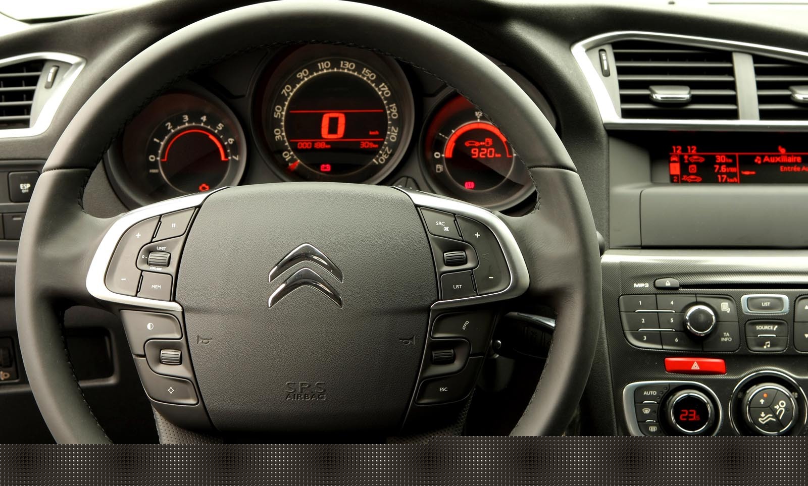 Directia lui Citroen C4 nu are suficient feedback in regim sportiv, dar, in rest, e reusita