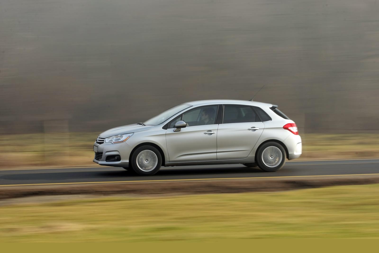 Citroen C4 are o buna tinuta de drum, accentul cazand pe confort
