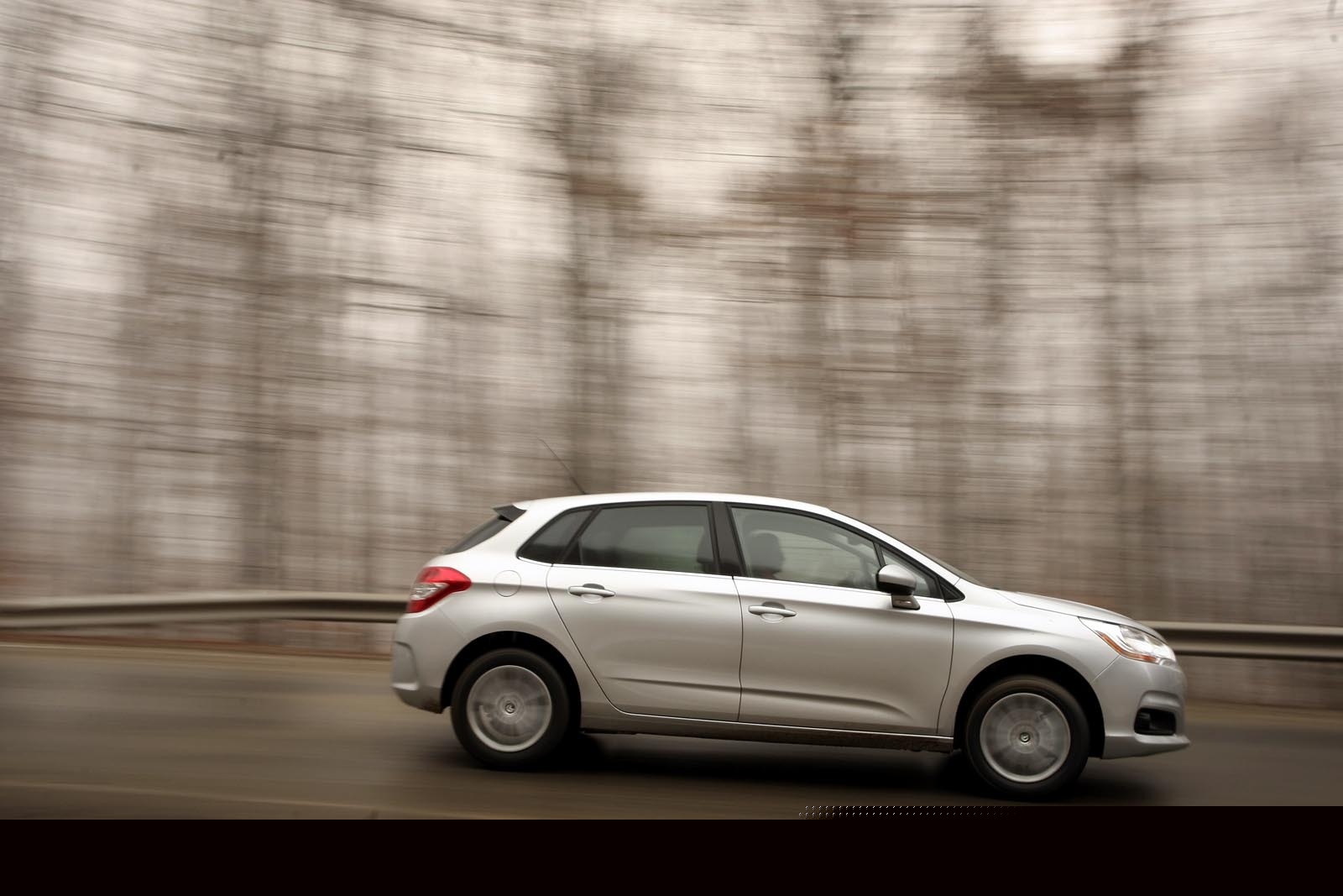Motorul de pe Citroen C4 1.6 HDi are 110 CP/3.600 rpm si un cuplu de 270 Nm/1.750 Nm