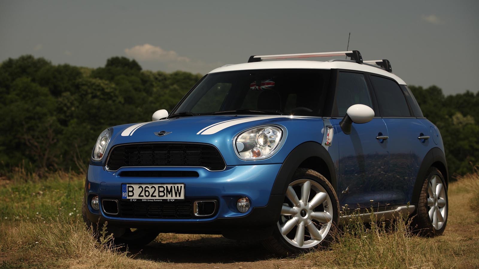 Mini Countryman, cu vopseaua True Blue Metallic, devine un adevărat magnet