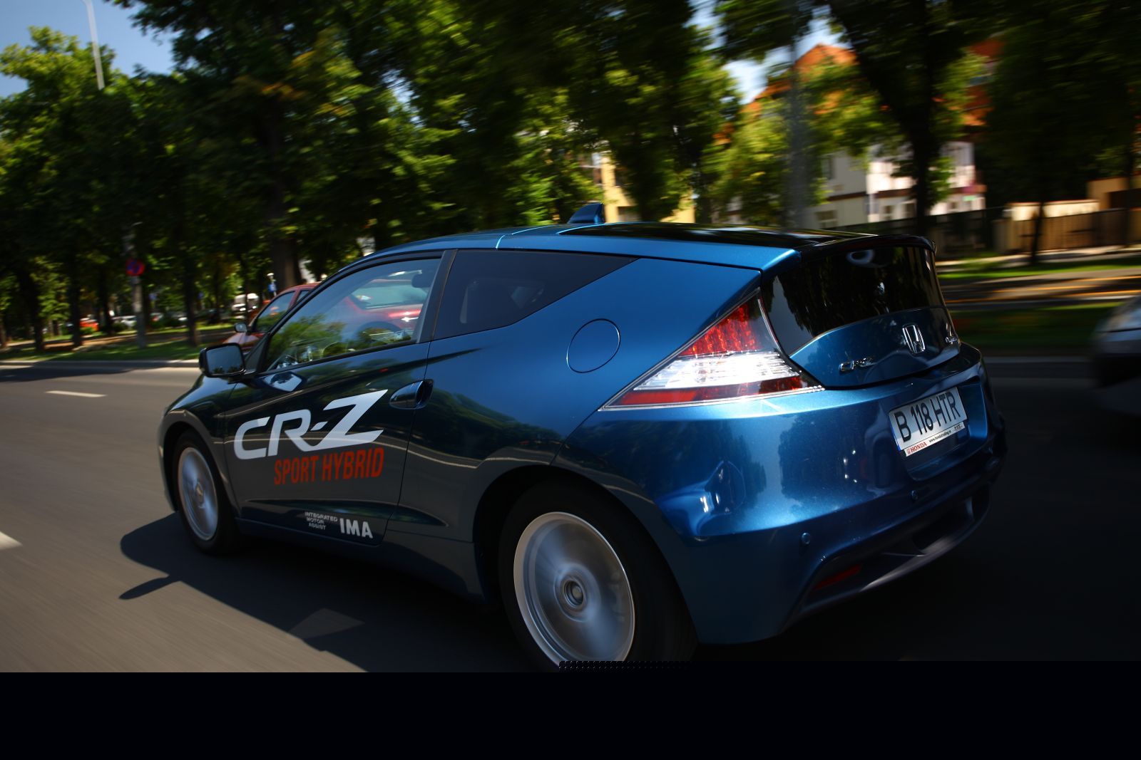 Din spate, Honda CR-Z atrage multe priviri