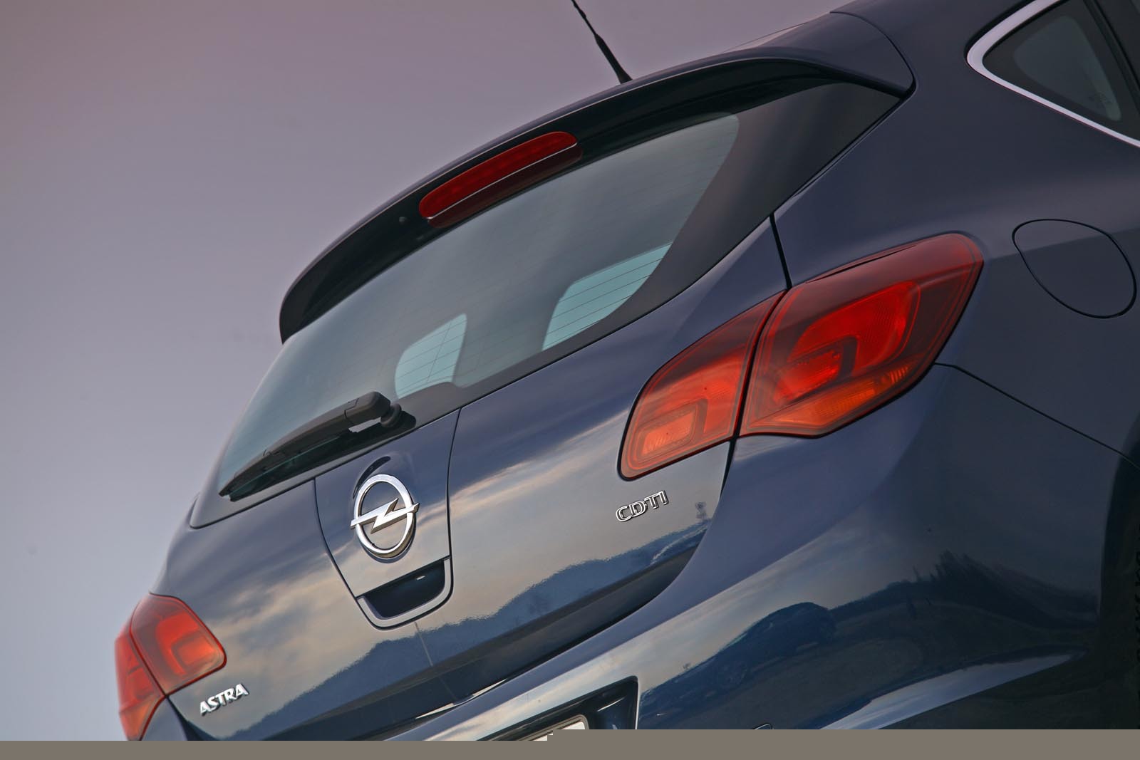 Opel Astra 2.0 CDTi 160 CP - pret de baza 19.685 euro, echipare Enjoy