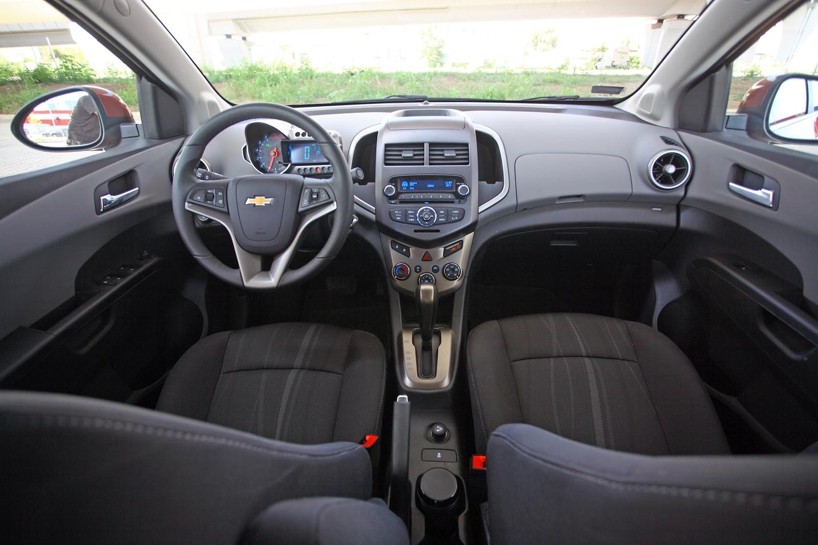 Chevrolet Aveo ofera foarte multe spatii e depozitare pentru sofer si pasagerul din fata