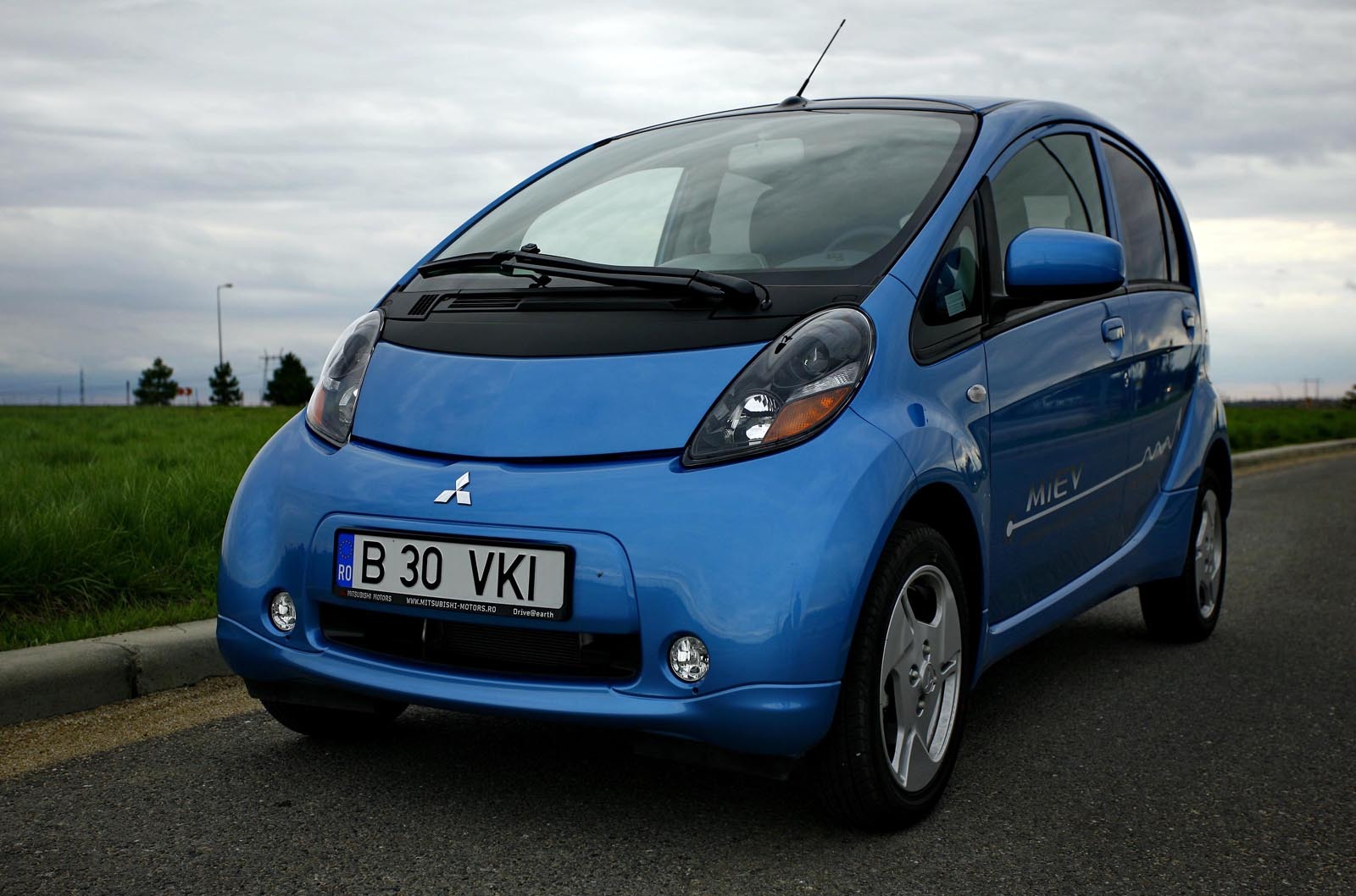 Mitsubishi i-MiEV are un aspect de bombonica si este foarte ingust