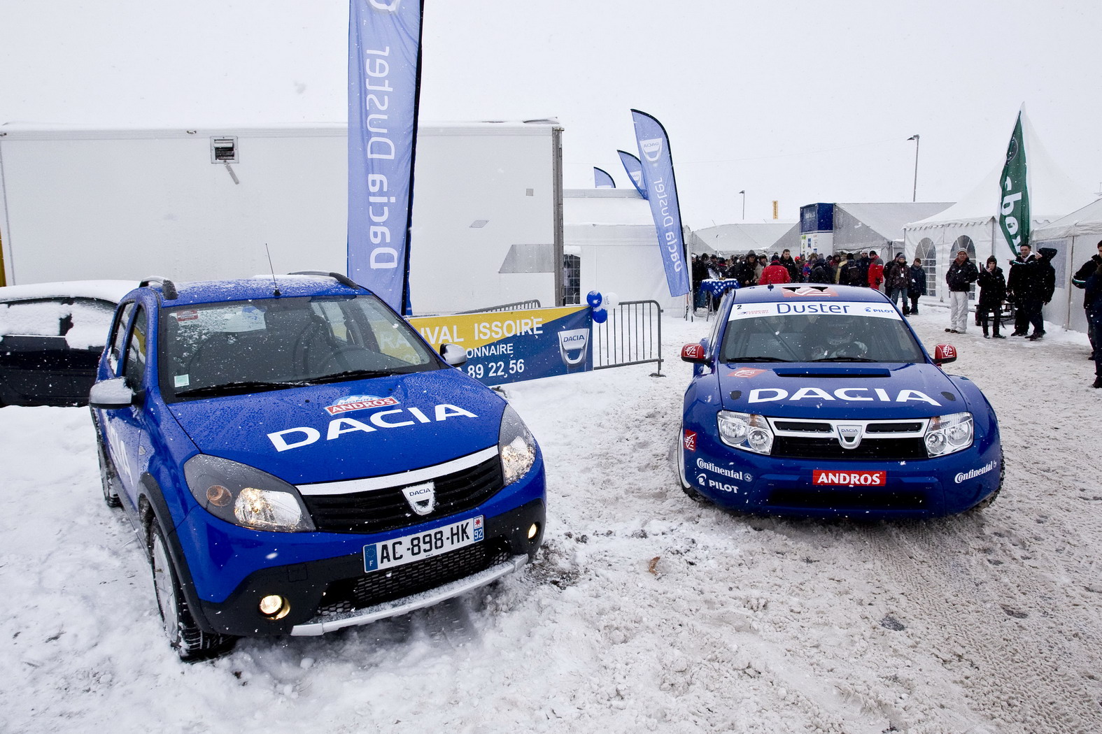 Duster alaturi de un Sandero Stepway