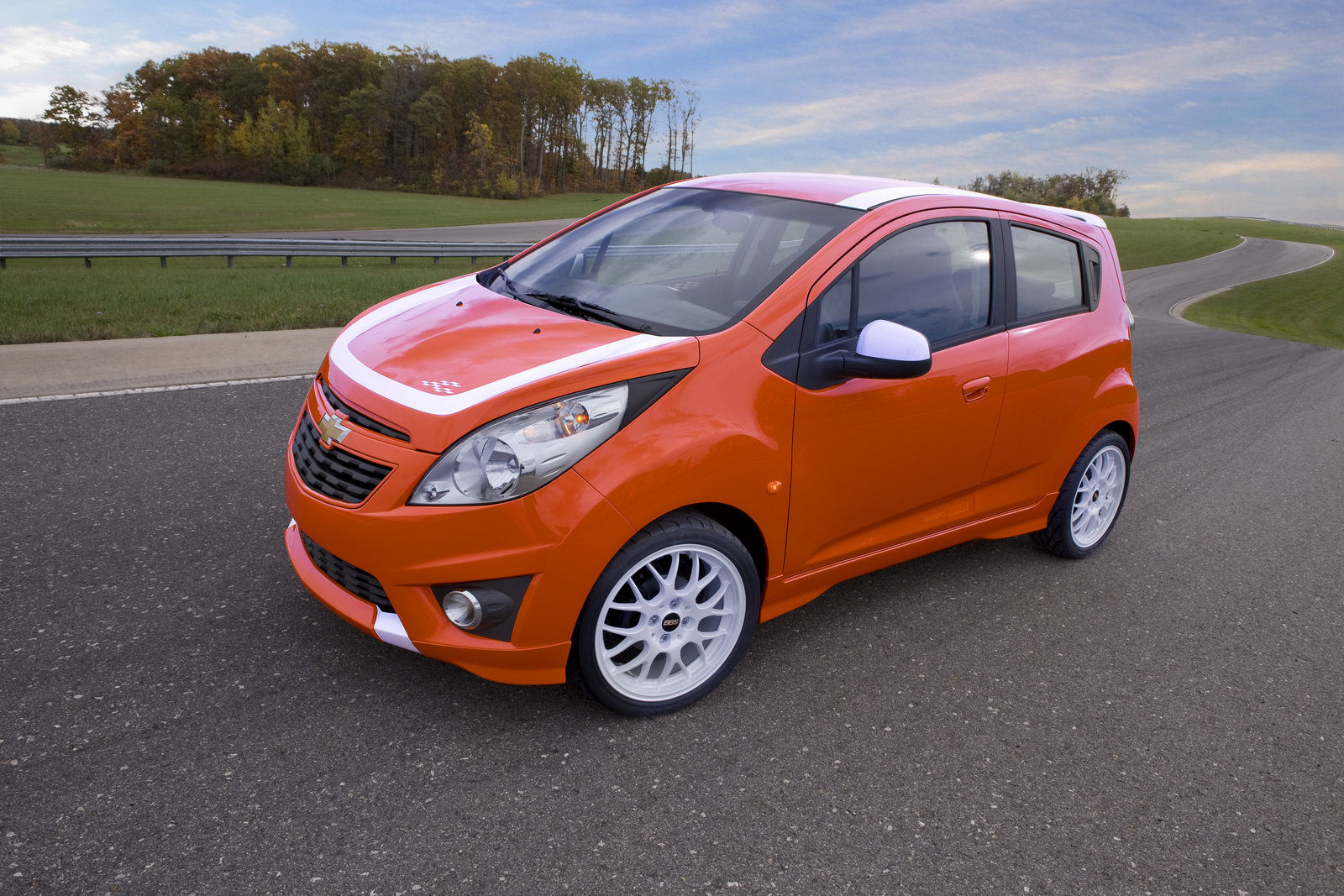 Chevrolet Spark Z-Spec beneficiaza de un look agresiv: jante in stil racing, accesorii aerodinamice si culoare exclusivista