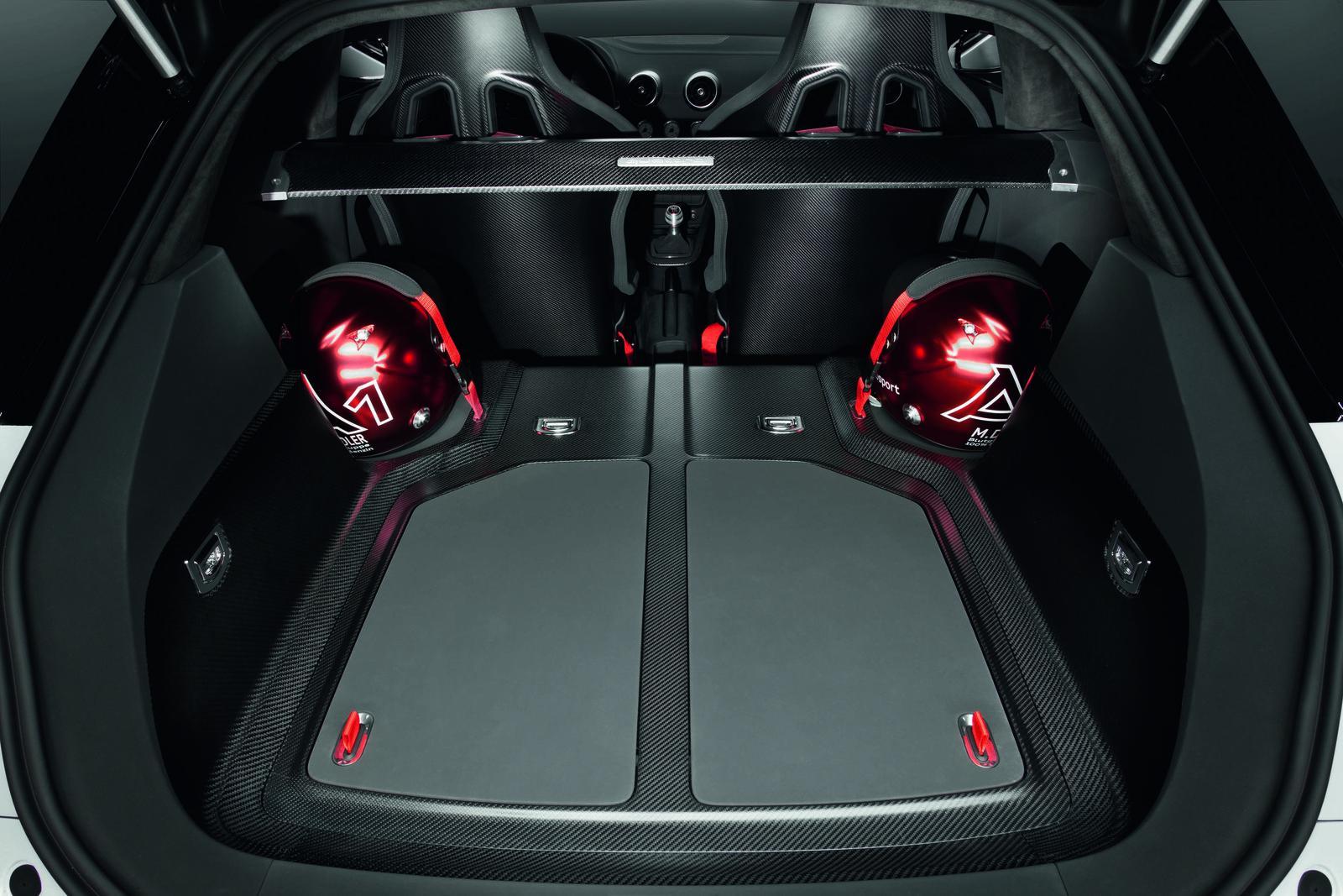 Locurile din spate au fost eliminate, Audi A1 Clubsport quattro avand o bara de rigidizare